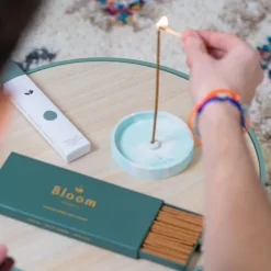 Porte Encens Bloom                Bleu Marbré en Béton